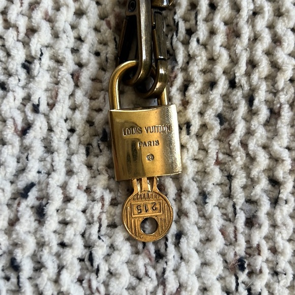 #215 Authentic Louis Vuitton lock n key - Picture 5 of 7